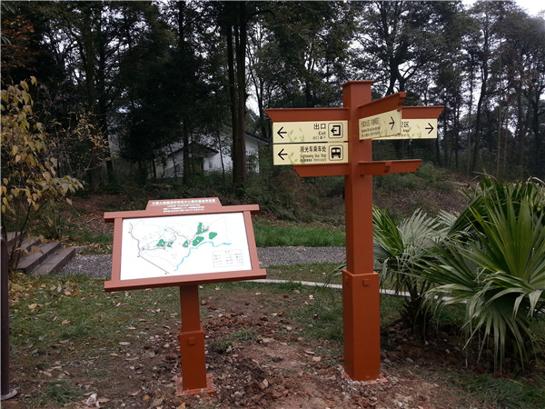 在現(xiàn)代大城市或一些鄉(xiāng)村道路上，合理的價格路標隨處可見。盡管人們在日常生活中并不太注意他們，但大多數(shù)時候他們會快速瀏覽一下，獲取他們需要的信息，然后離開。甚至一些未開化的人也樂于破壞這種公共物品。為了引起人們對導視牌的注意，我們來介紹一下導視牌的具體功能。  首先，導視牌最基本的功能是作為路標和導游卡，向來往的人們傳達各種信息，主要包括重要場所的內(nèi)部結(jié)構(gòu)、周圍道路和交通狀況的說明，以便人們能夠獨立、快速地找到正確的前進方向，這在高速公路或國道上是常見的。不僅如此，它還可以作為一些著名旅游景點附近建筑的文化背景介紹或名人身份介紹的載體，有利于豐富游客的文化背景知識，是一種優(yōu)秀的文化宣傳手段。此外，標有“禁止”字樣的標識，如:禁止吸煙、禁止大聲喧嘩、禁止攝影等。有利于維護公共秩序，明確告知群眾哪些行為是不允許的，并對公眾產(chǎn)生約束作用。  其次，著名的導向標識也是美化和豐富空間環(huán)境的工具。它可以填補視覺空白，同時還可以調(diào)節(jié)和緩解公眾的視覺疲勞。一些路標將被設(shè)計得漂亮可愛，這實際上是對環(huán)境的一種點綴，使周圍的環(huán)境更加充滿活力和新鮮。眾所周知，如果你在高速公路上開很長時間，你會很累，因為周圍環(huán)境太單一。 然而，導向標識可以給司機提供一定的距離或各種各樣的當?shù)匦畔ⅲ@可以使每個人的注意力暫時轉(zhuǎn)移，并很容易引起與車內(nèi)乘客的話題。總而言之，導視牌在人們的日常生活中非常重要。沒有它，人們將很難找到前進的正確方向，空間環(huán)境將不會豐富和美麗。  因此，平時人們應(yīng)該愛護公共場所的導向標識，不要讓它們成為自己享樂的代價，充分發(fā)揮它們的使用價值。
